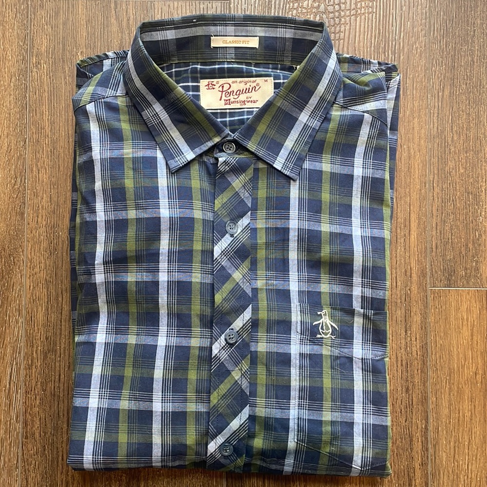 Men’s Penguin short sleeve button down shirt. Size M